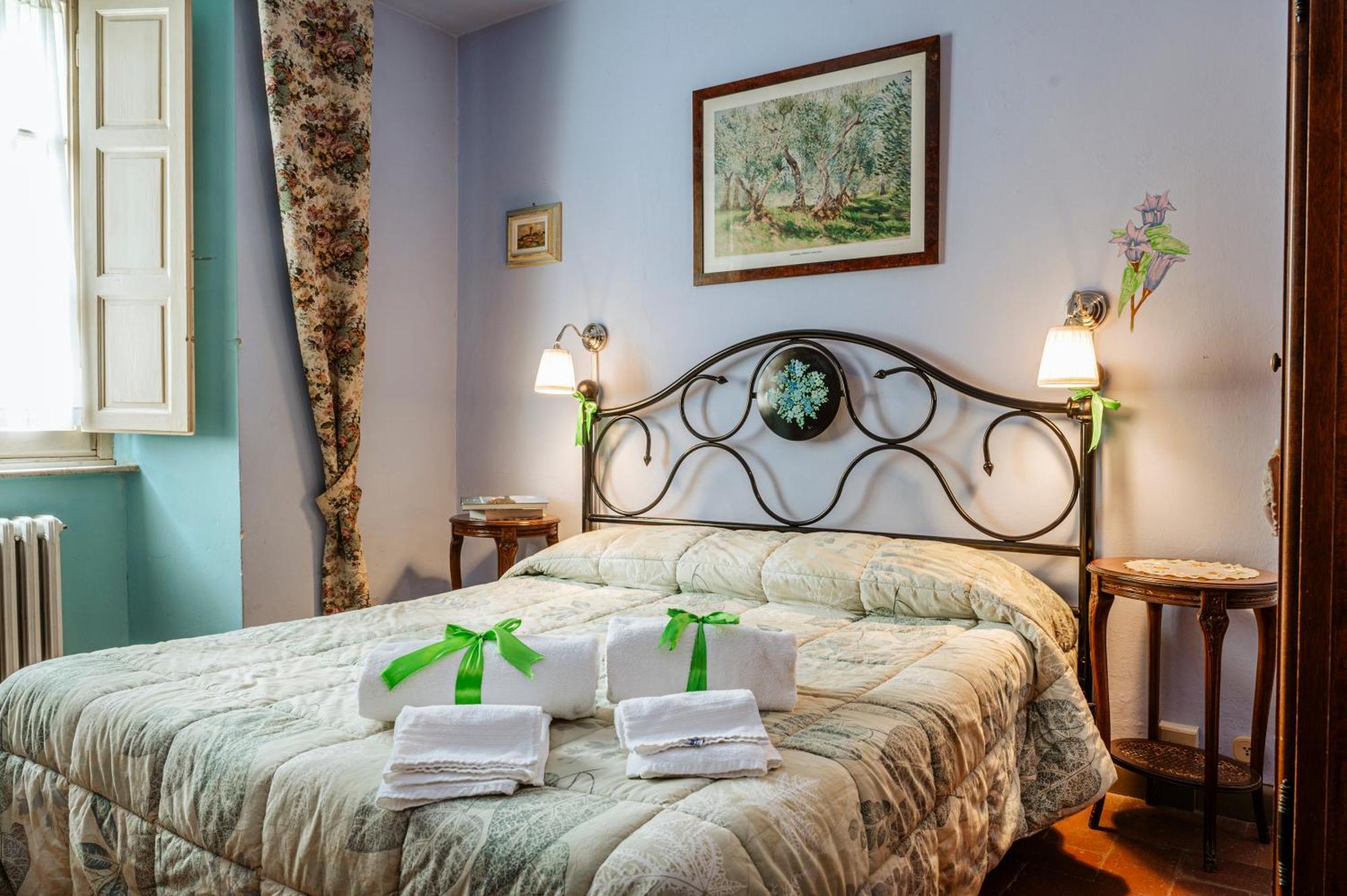Antica Casa Dei Rassicurati Bed & Breakfast Montecarlo Exterior photo